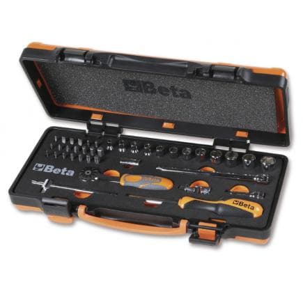 BETA 009000983 - Coffret métallique avec plateau en mousse compacte comprenant 1 cliquet avec 12 douilles 6 pans, 20 embouts pour visseuses et 7...